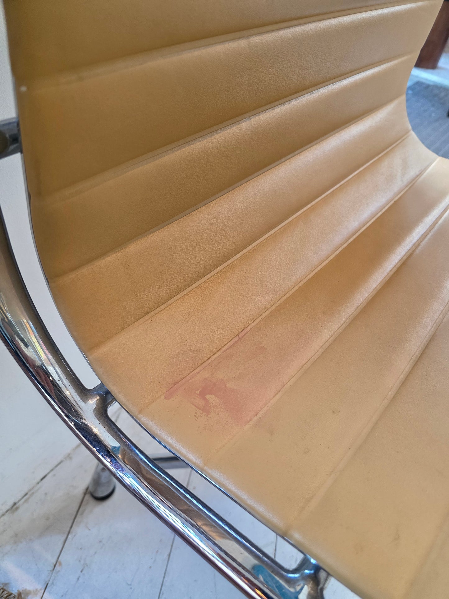 Fauteuil EA108 de Charles et Ray Eames