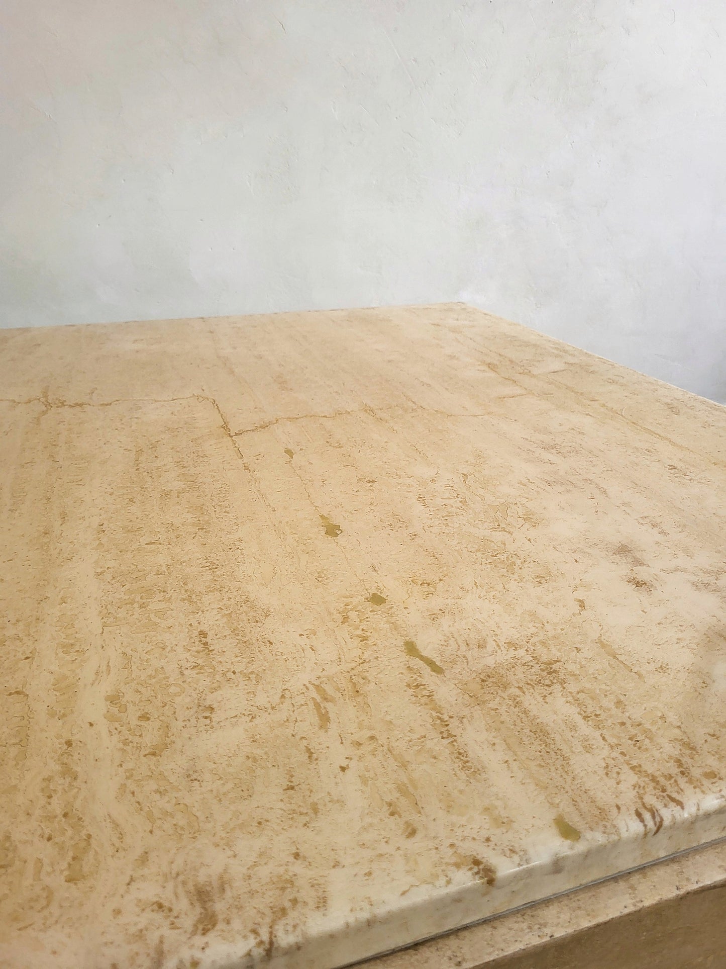 Grande table basse en travertin