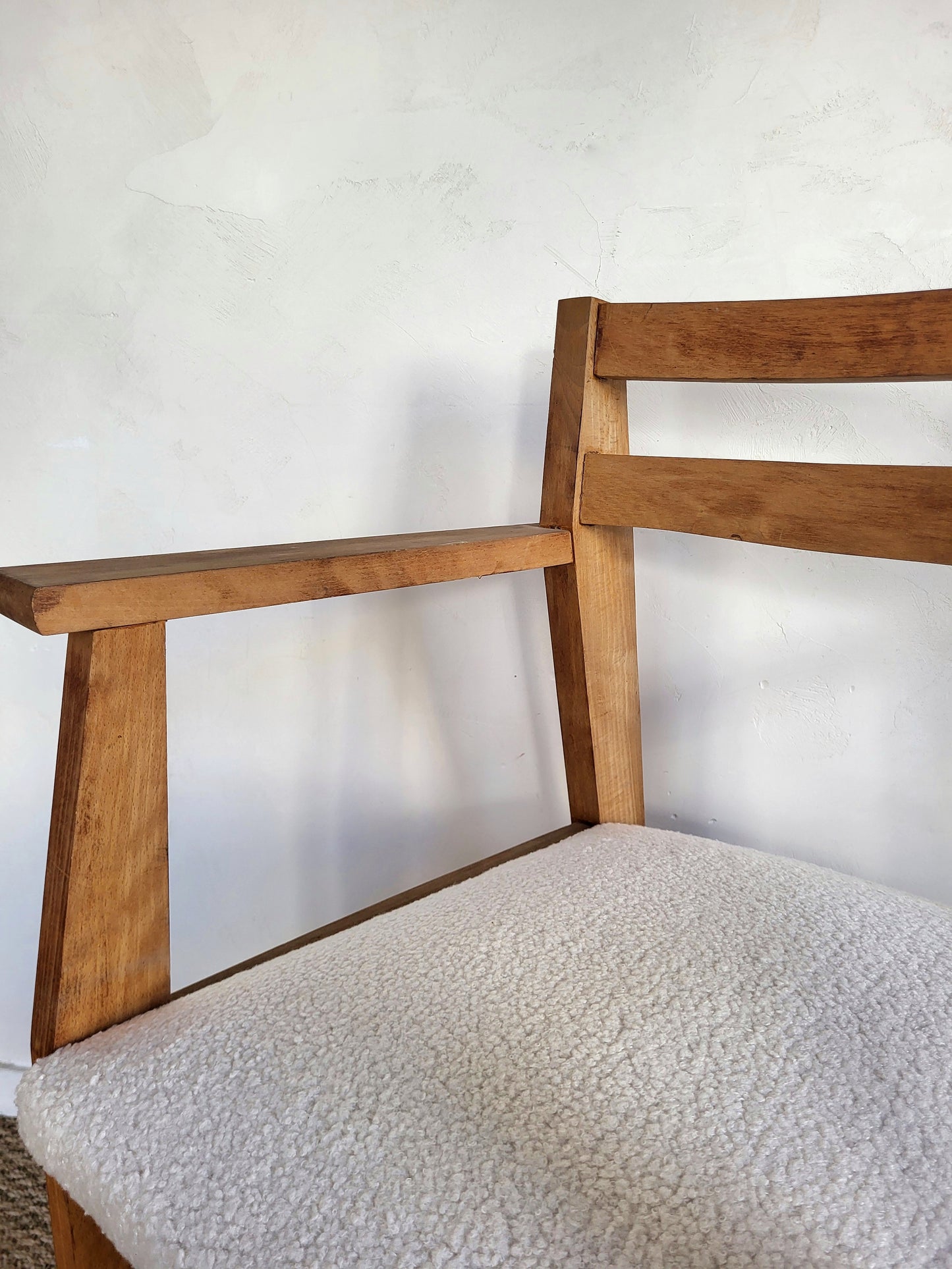 Fauteuil en bois et tissu bouclette