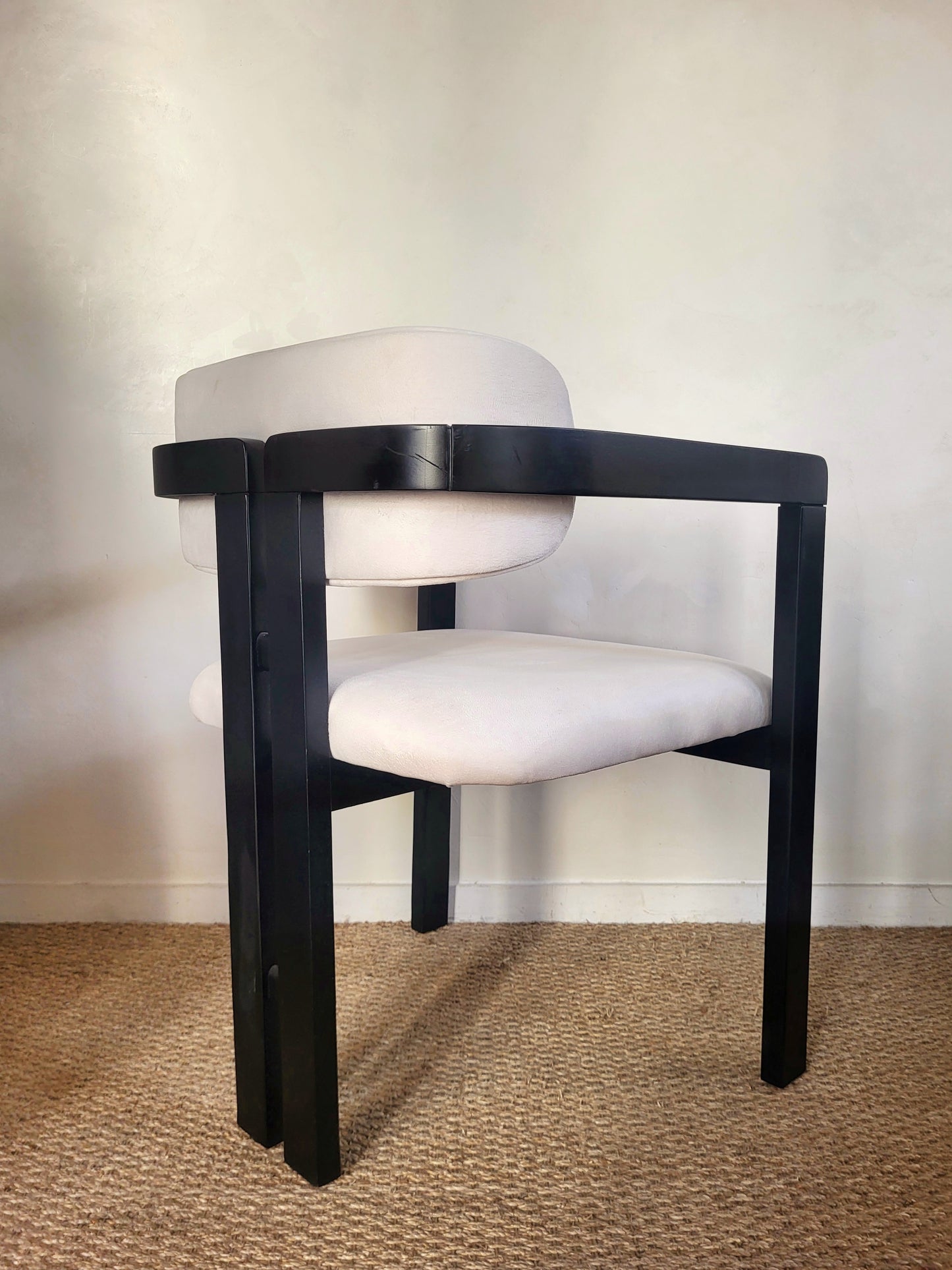 Fauteuils en bois noir et tissu blanc