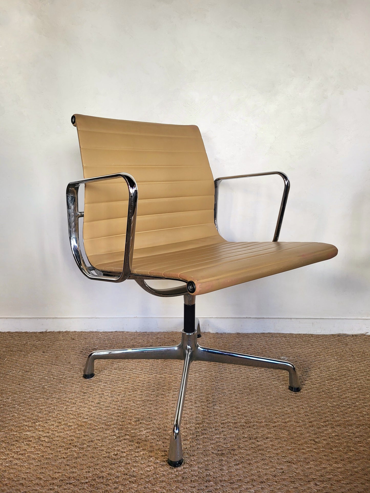 Fauteuil EA108 de Charles et Ray Eames
