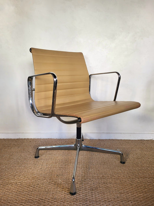 Fauteuil EA108 de Charles et Ray Eames