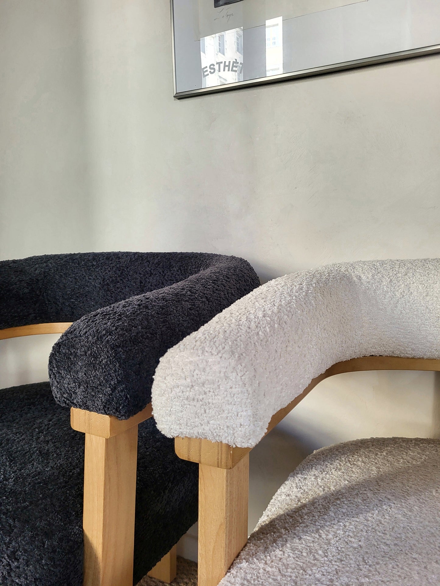 Fauteuil contemporain bois et tissu bouclé