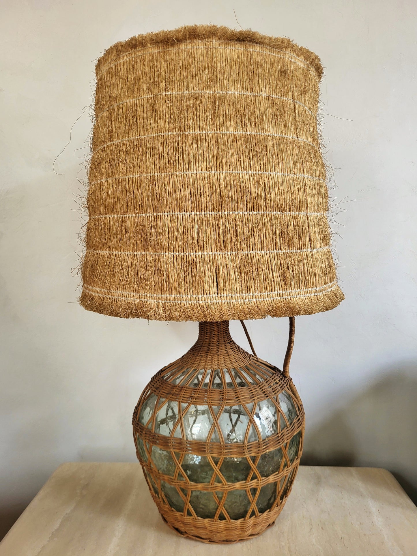 Lampe en verre et osier