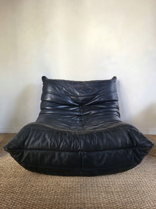 Fauteuil Togo en cuir noir