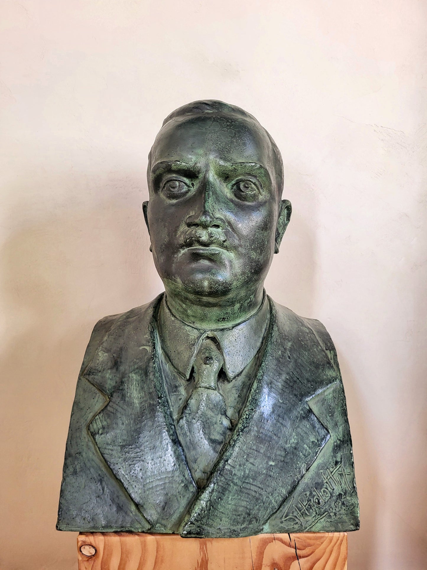 Buste en bronze signé