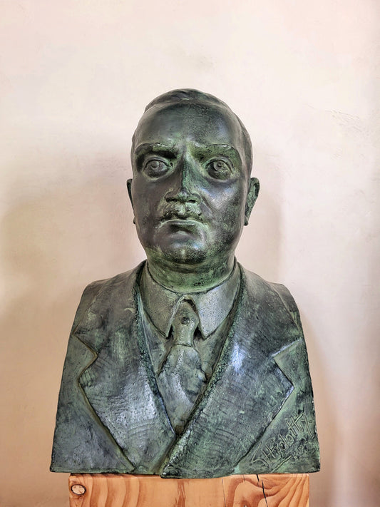 Buste en bronze signé