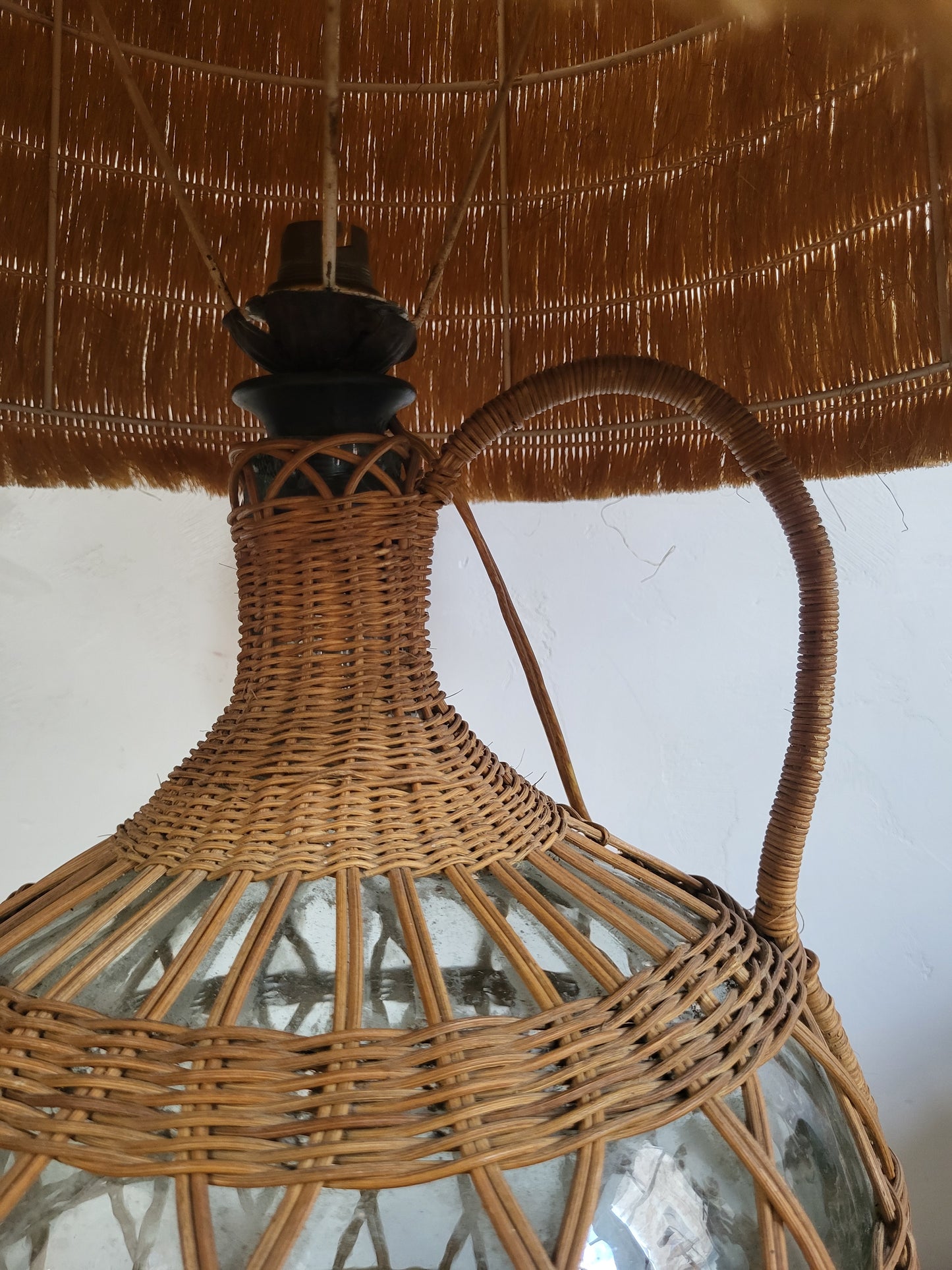 Lampe en verre et osier