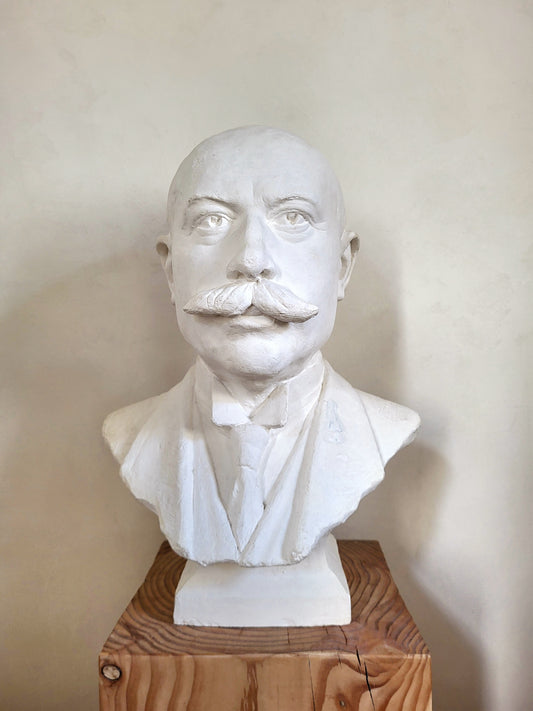 Buste en plâtre signé