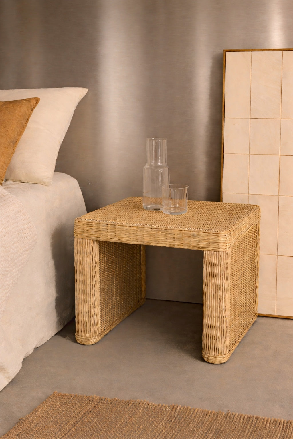 Table d'appoint / chevet en osier tressé