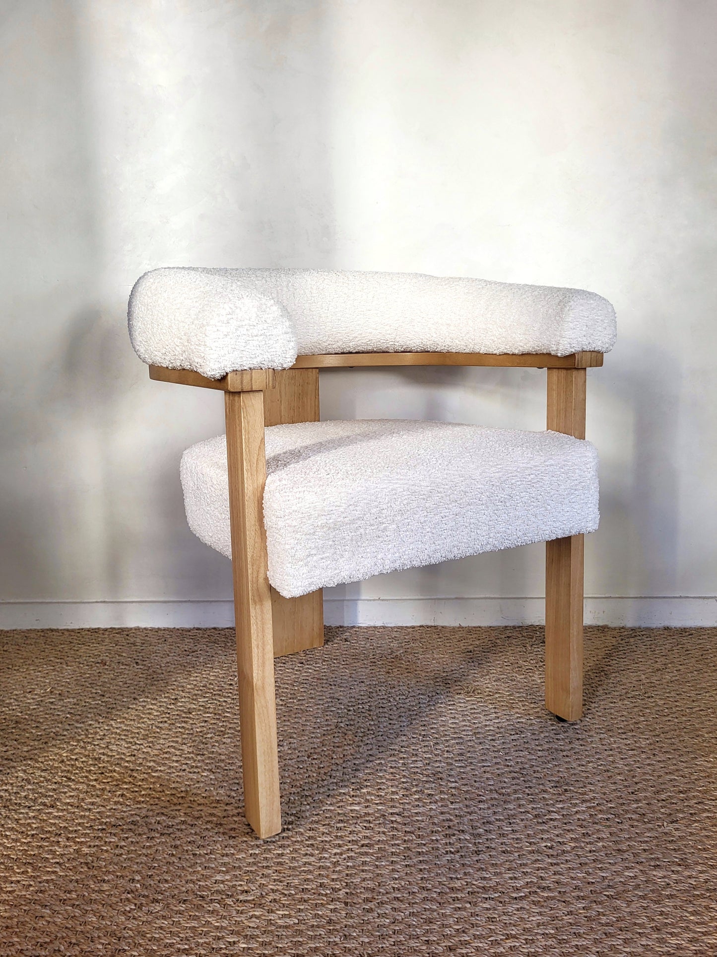 Fauteuil contemporain bois et tissu bouclé blanc