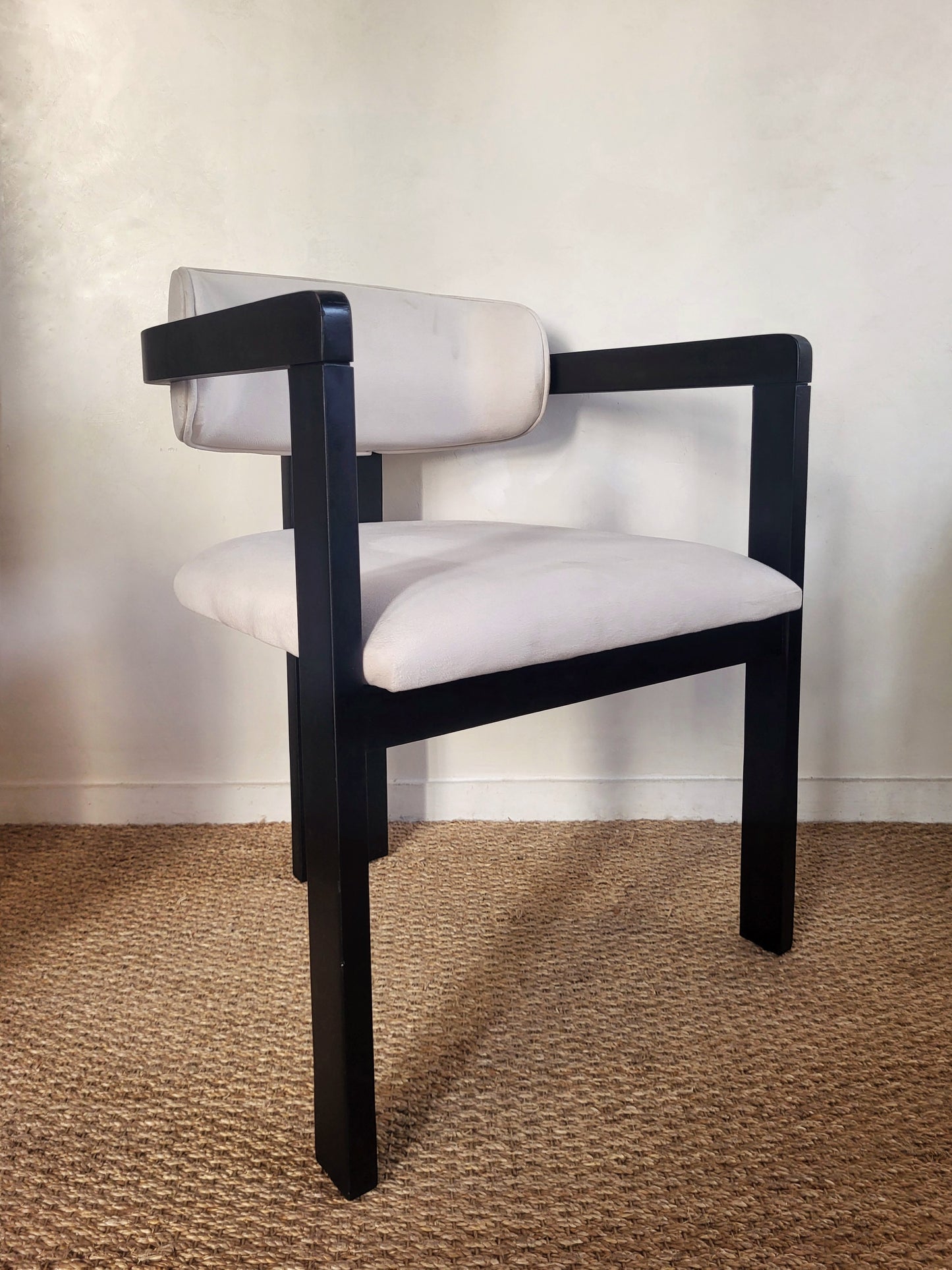 Fauteuils en bois noir et tissu blanc