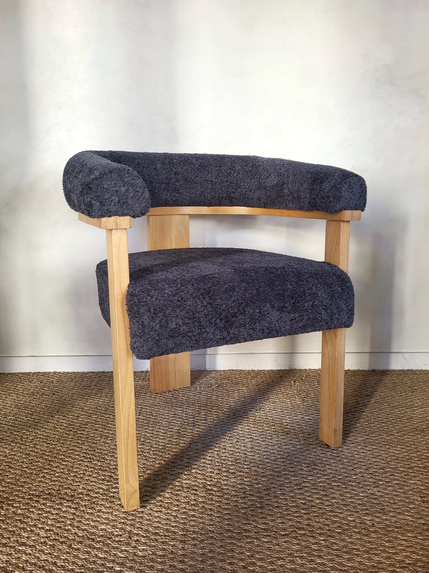 Fauteuil contemporain bois et tissu bouclé