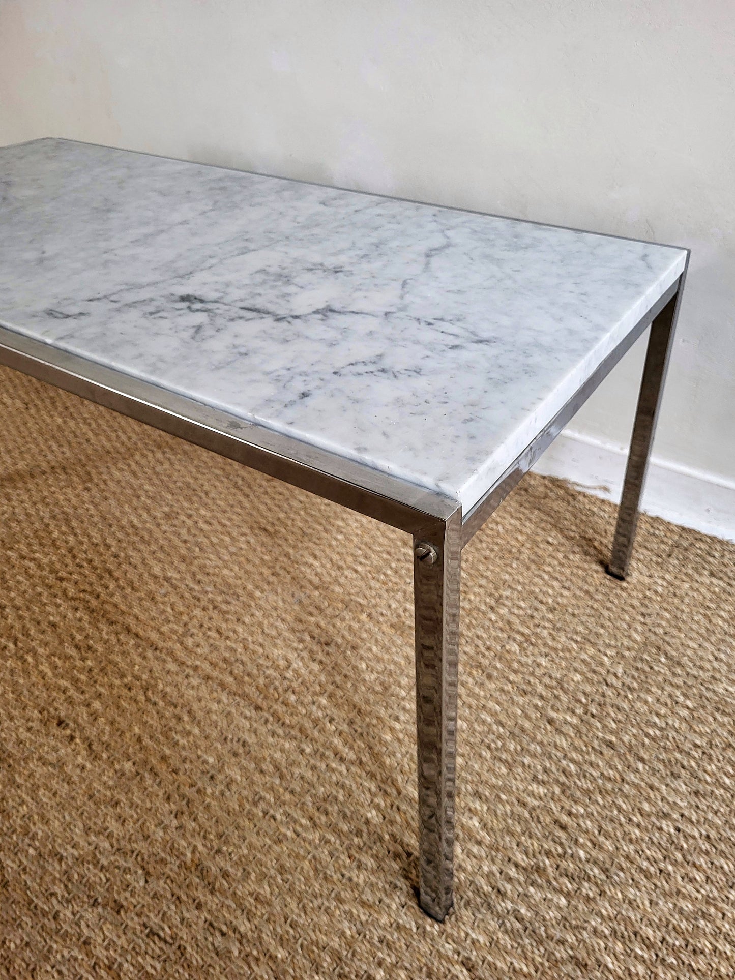 Table basse en marbre et chrome
