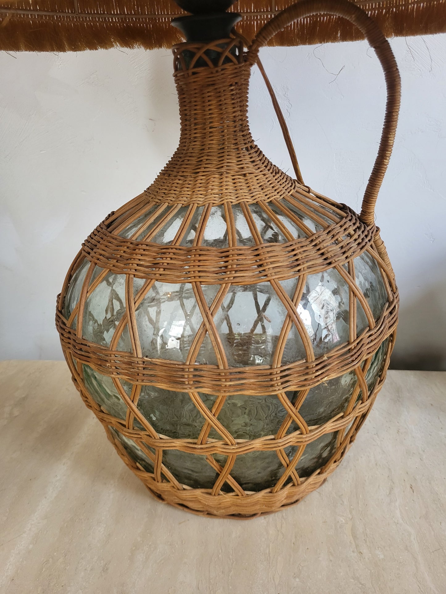 Lampe en verre et osier