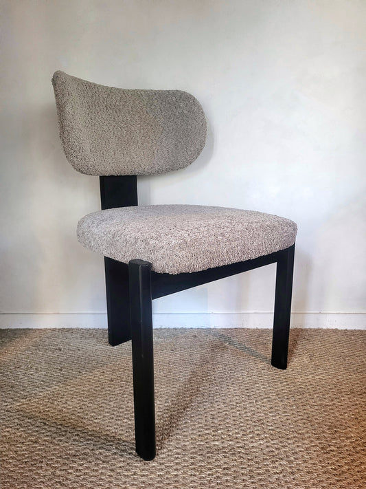 Chaises en bois noir et tissu bouclé