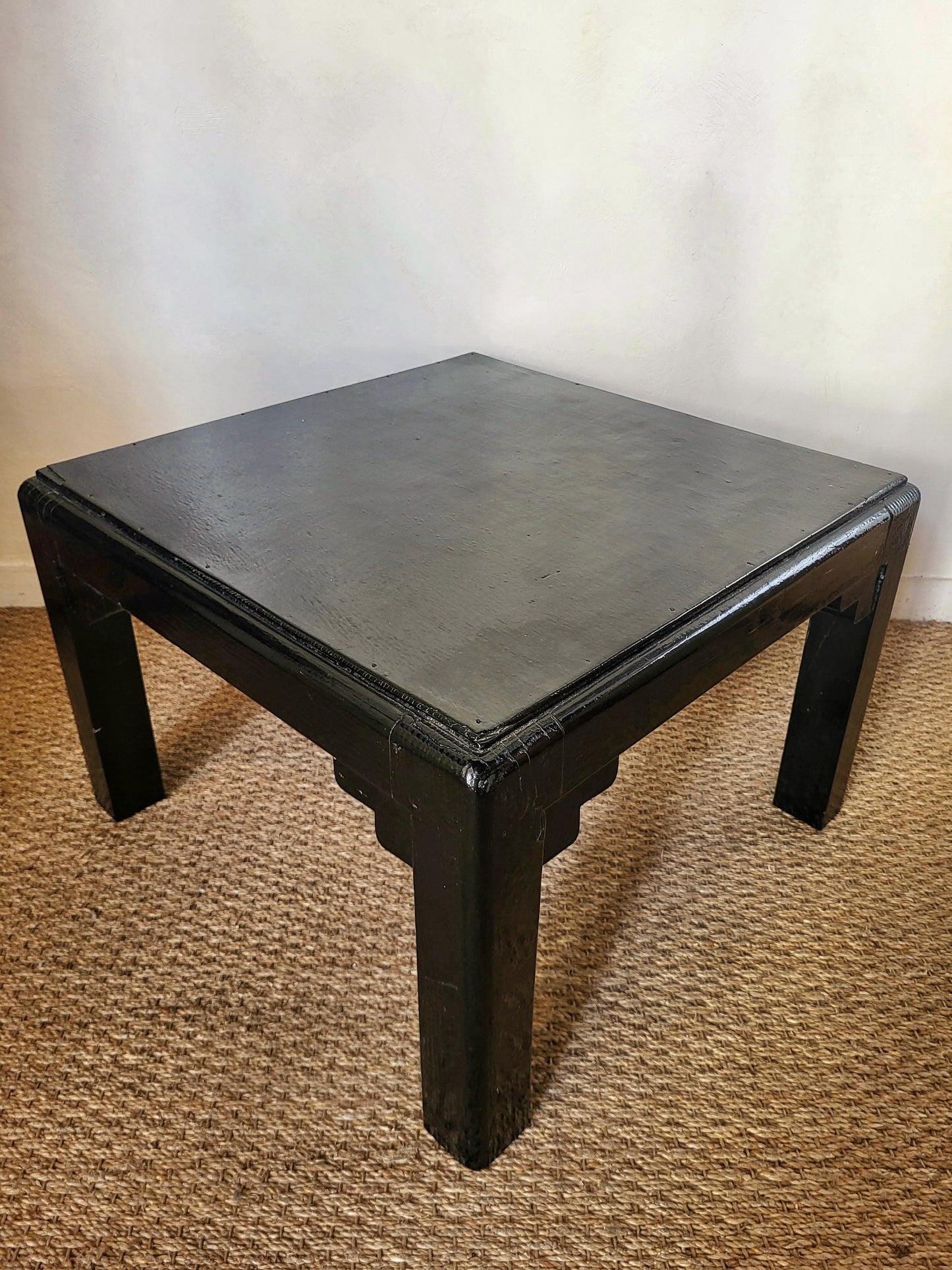Table d'appoint en bois laqué
