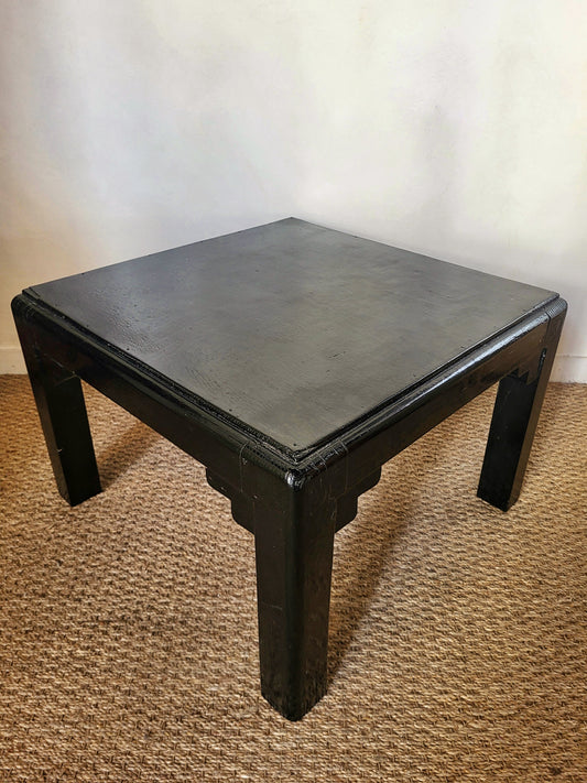 Table d'appoint en bois laqué