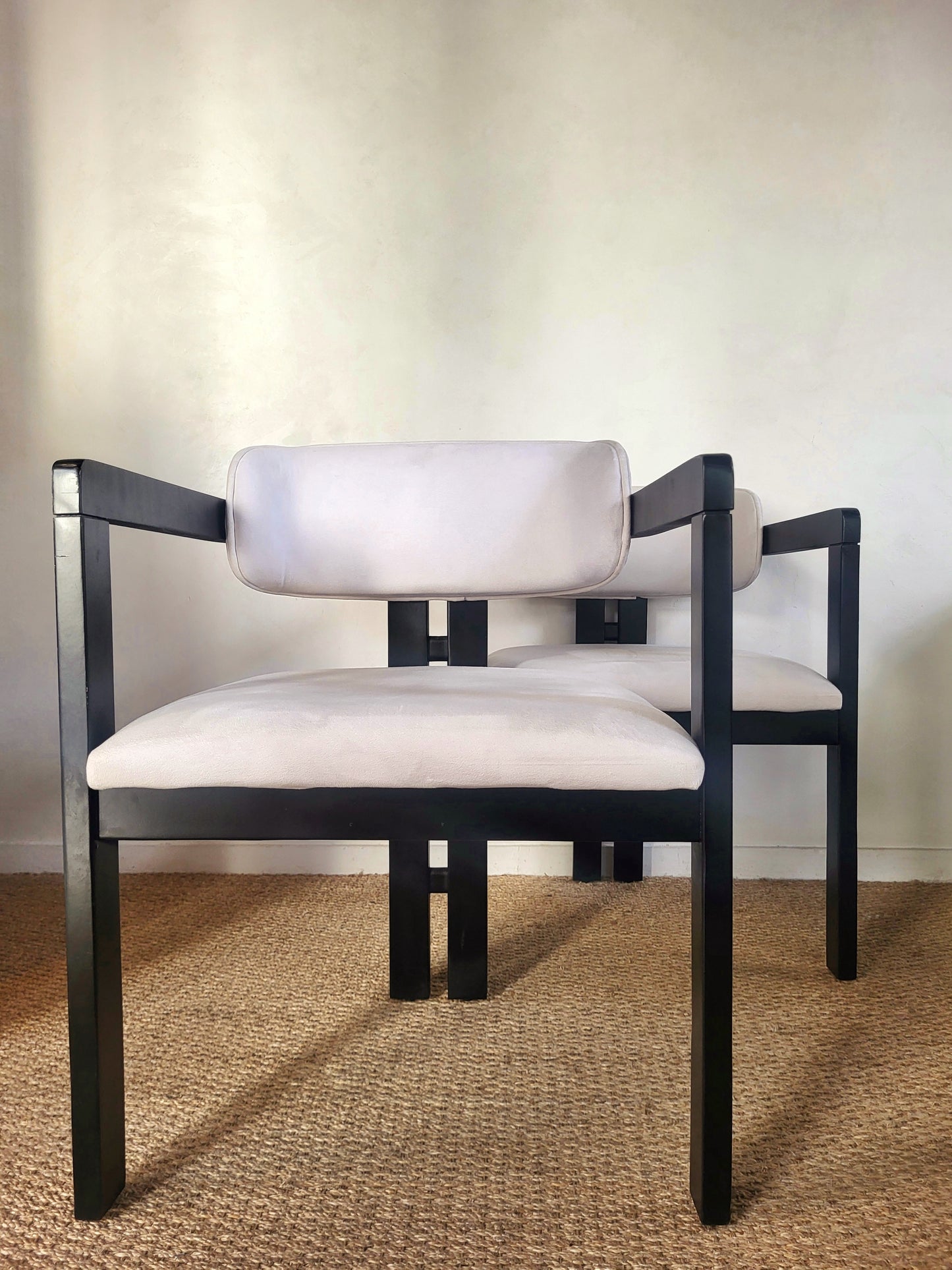 Fauteuils en bois noir et tissu blanc
