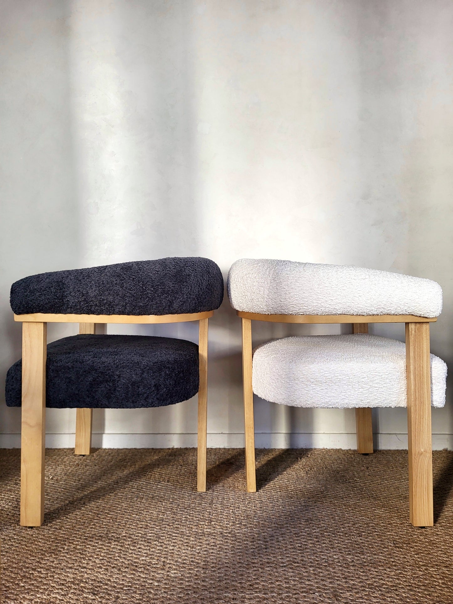 Fauteuil contemporain bois et tissu bouclé