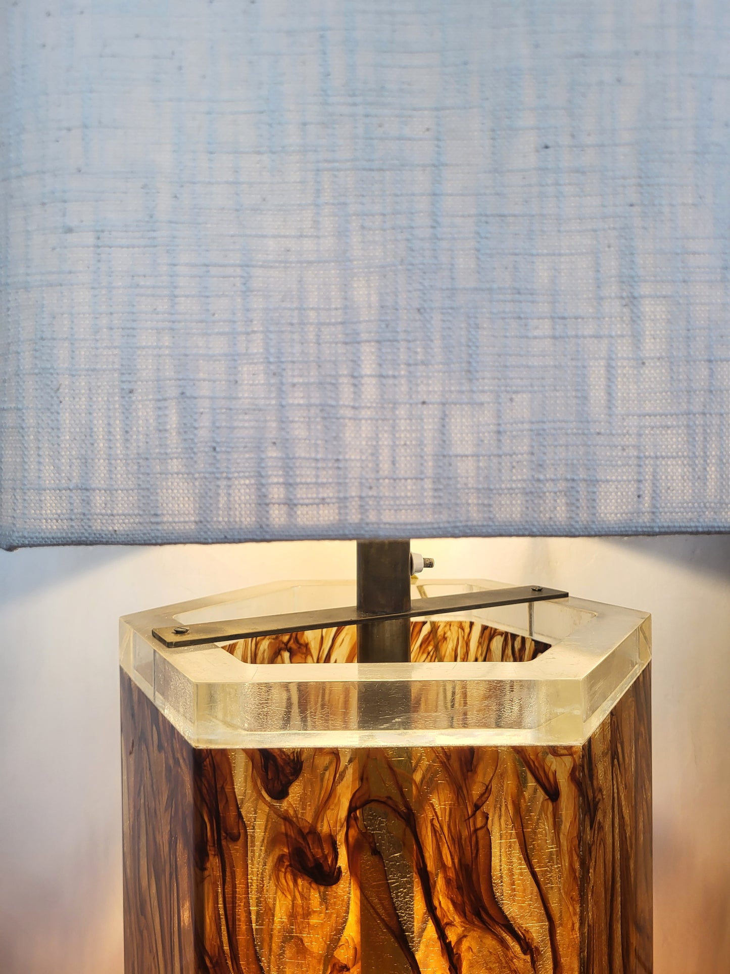 Lampe vintage en lucite écaille