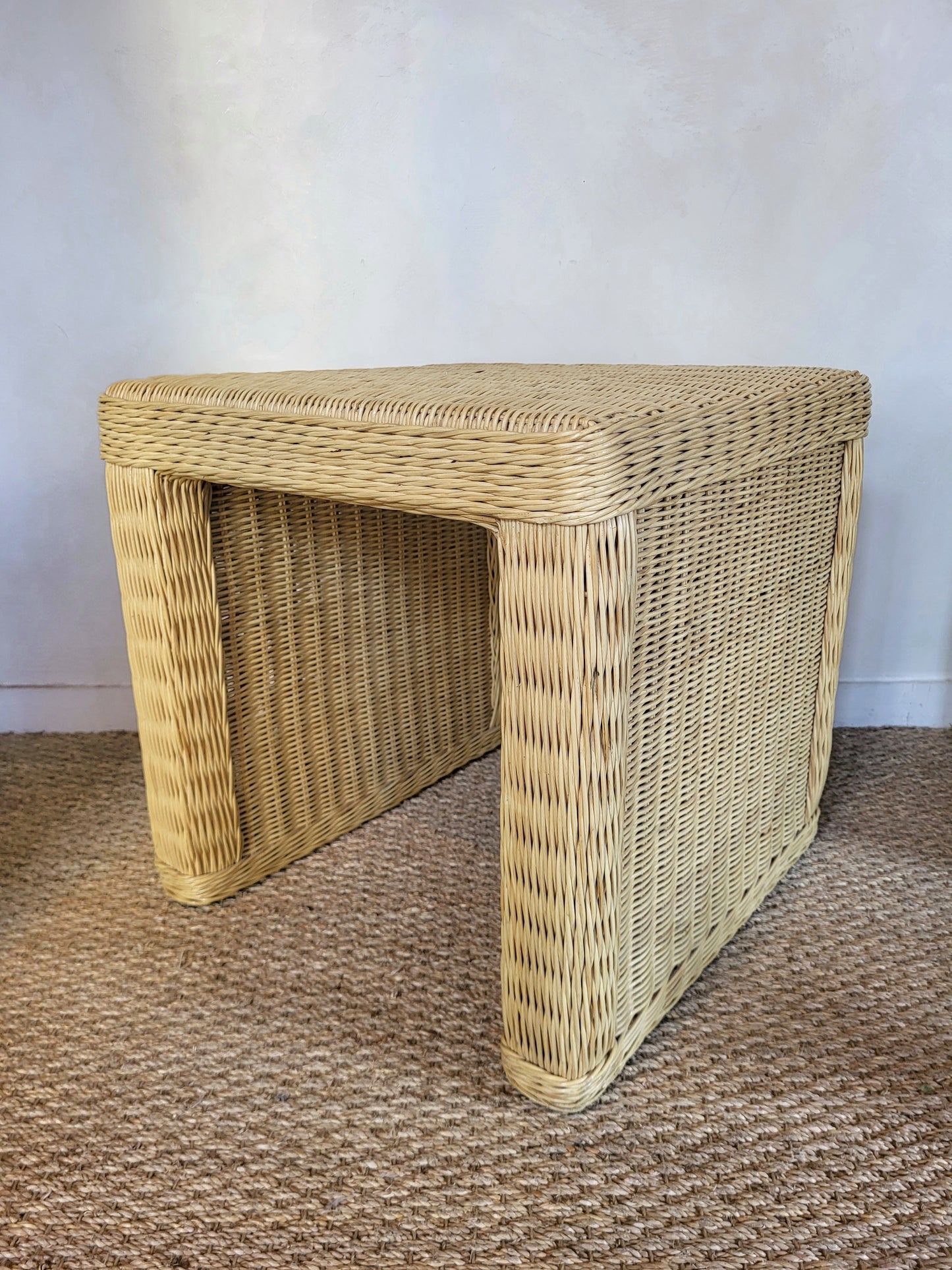 Table d'appoint / chevet en osier tressé